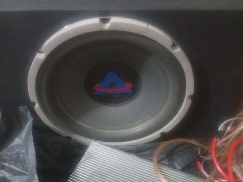 03452222000.4channel amplifier 12 inch woofer and heavy speaker 0