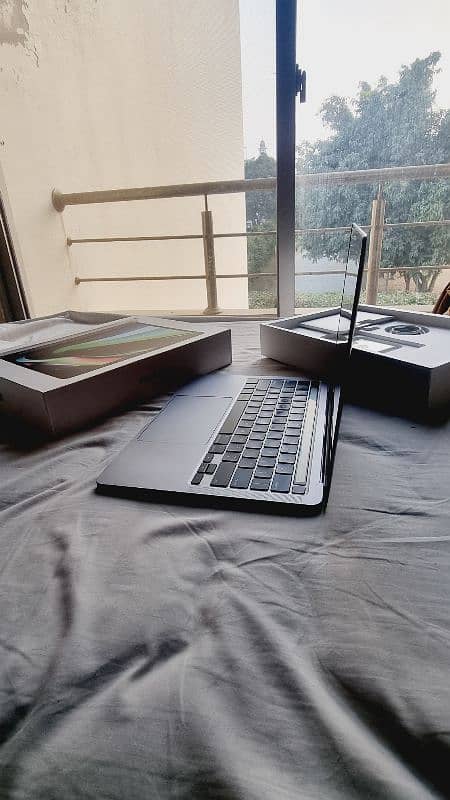 Macbook Pro M1, 2020 8GB/256GB Mint Condition 7