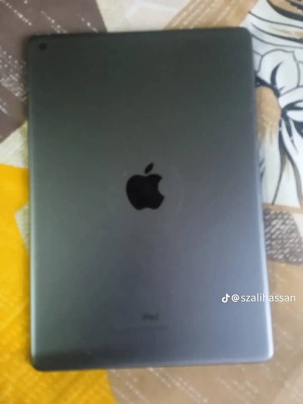 iPad 8 generation in lush condition 3