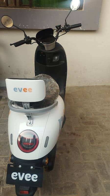 New Evee Nisa Electric Bike Just 125 KM Used 2