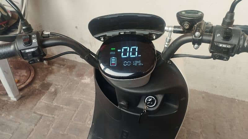 New Evee Nisa Electric Bike Just 125 KM Used 4