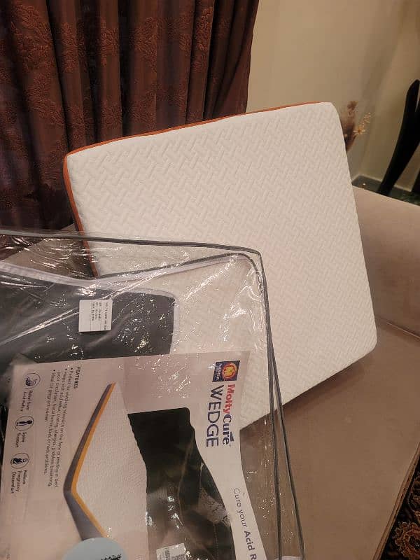 Molty Foam Wedge Pillow Brand New 1