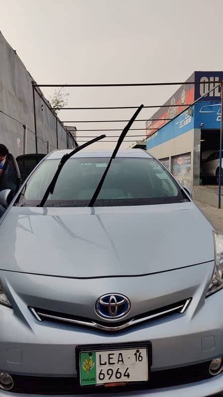 Toyota Prius Alpha 2012 1