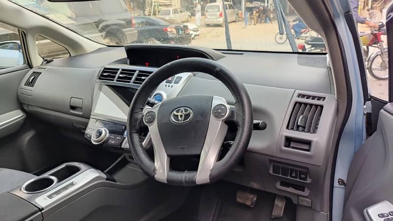 Toyota Prius Alpha 2012 9