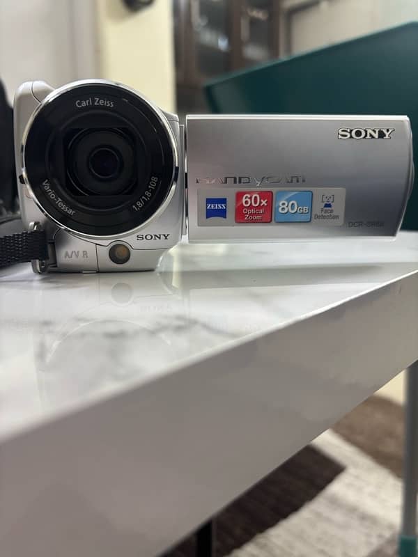 Sony HandyCam DCR-SR68 1