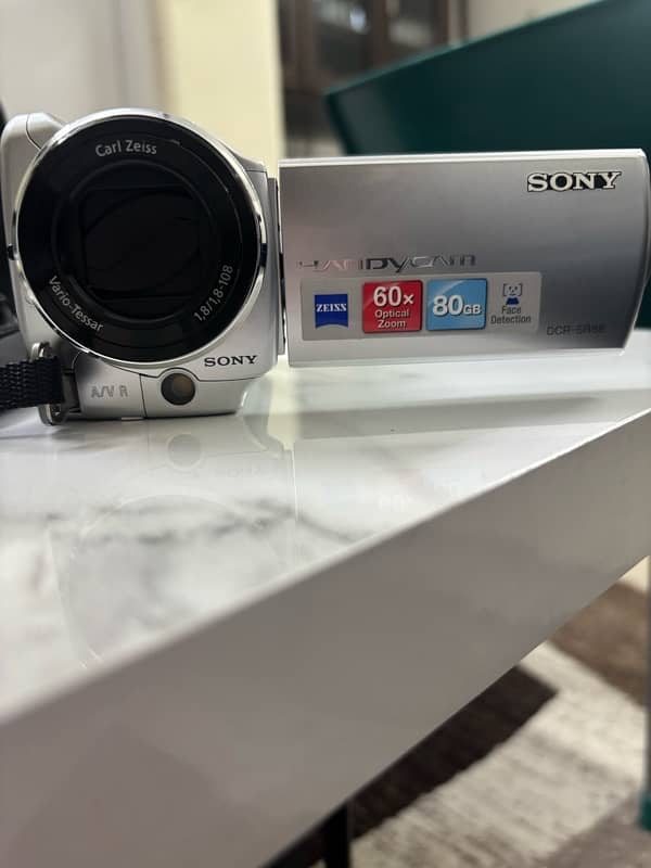 Sony HandyCam DCR-SR68 2