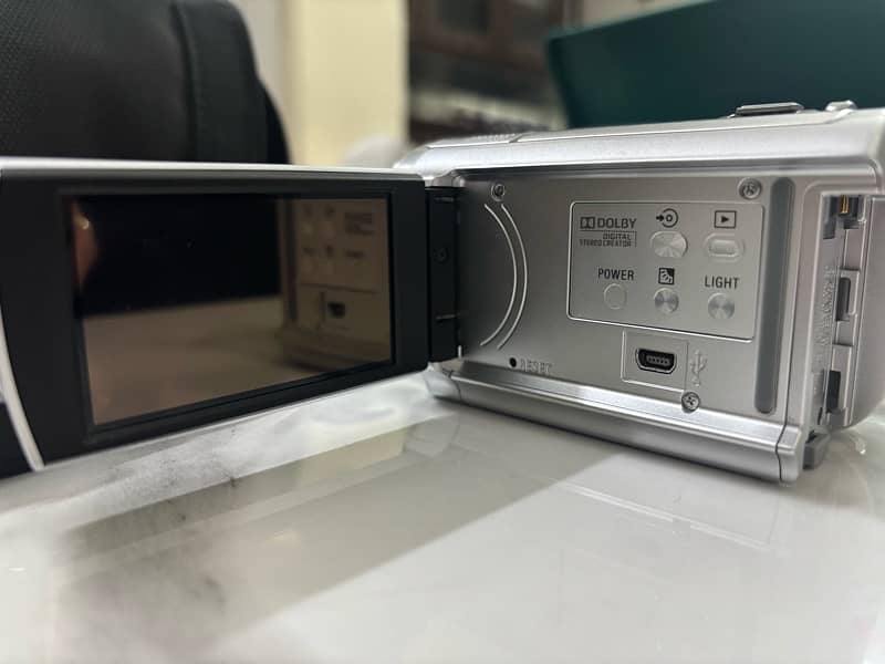 Sony HandyCam DCR-SR68 3