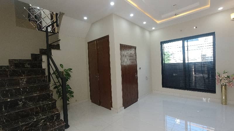 Spacious Prime Location House Is Available For sale In Ideal Location Of Al Hafeez Garden - Phase 5 7