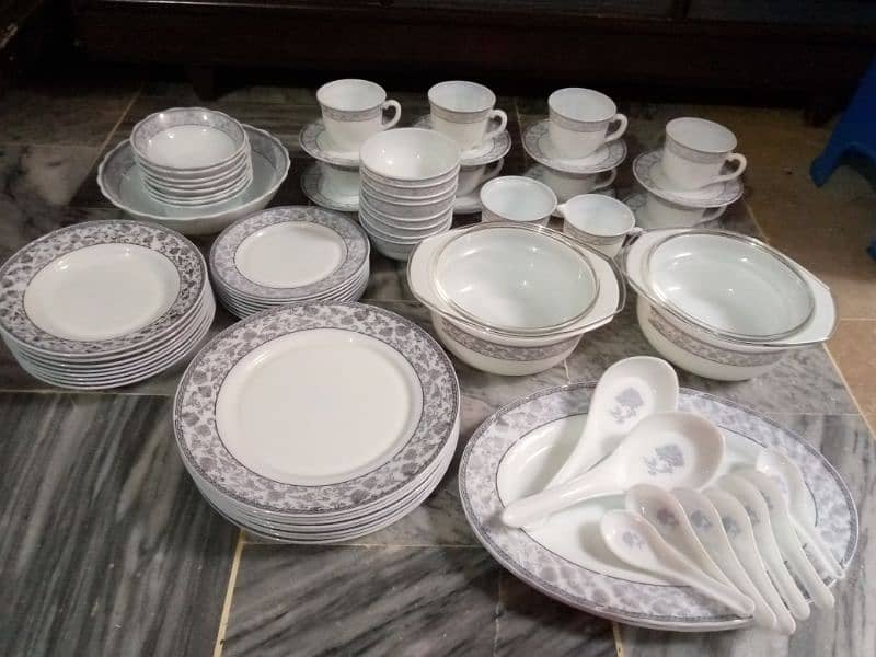 Dinner set for sale new condition 0