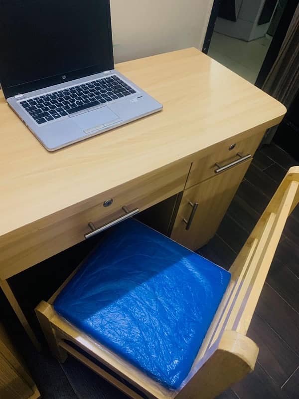 comp/study table with chair in new condition 3