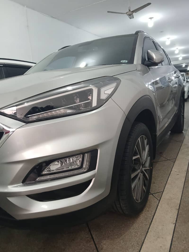 Hyundai Tucson AWD  2022 silver total genuine 1