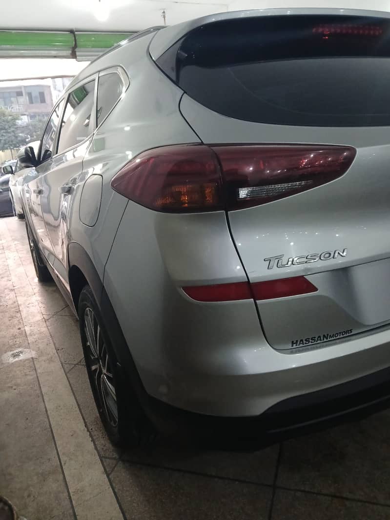 Hyundai Tucson AWD  2022 silver total genuine 3