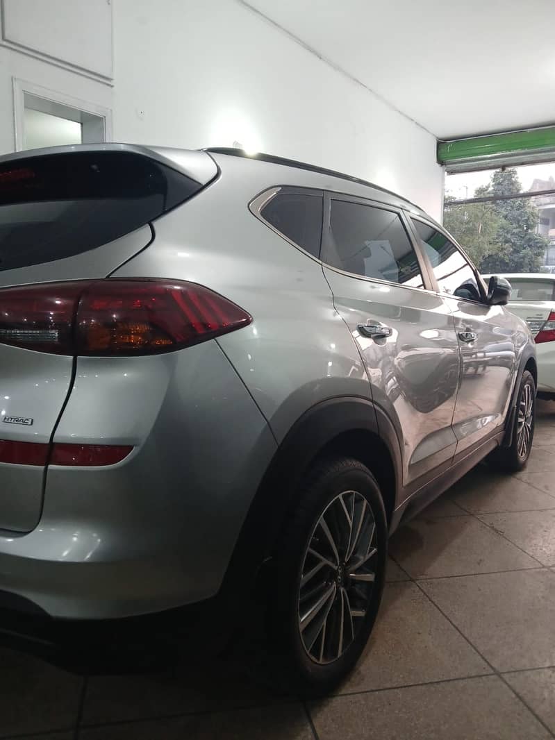 Hyundai Tucson AWD  2022 silver total genuine 4