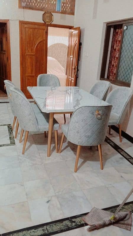 Dining table 0