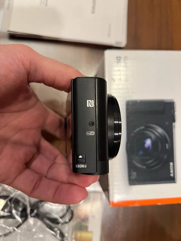 Sony Cybershot DSC-HX80 (Best for vlogging) 6