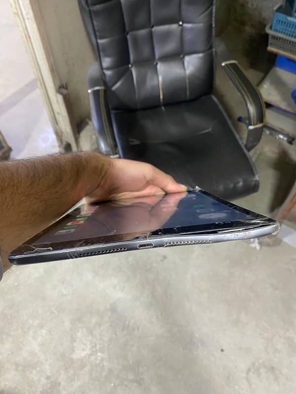 ipad 8th generation, slightly damaged read add, in working condition 1