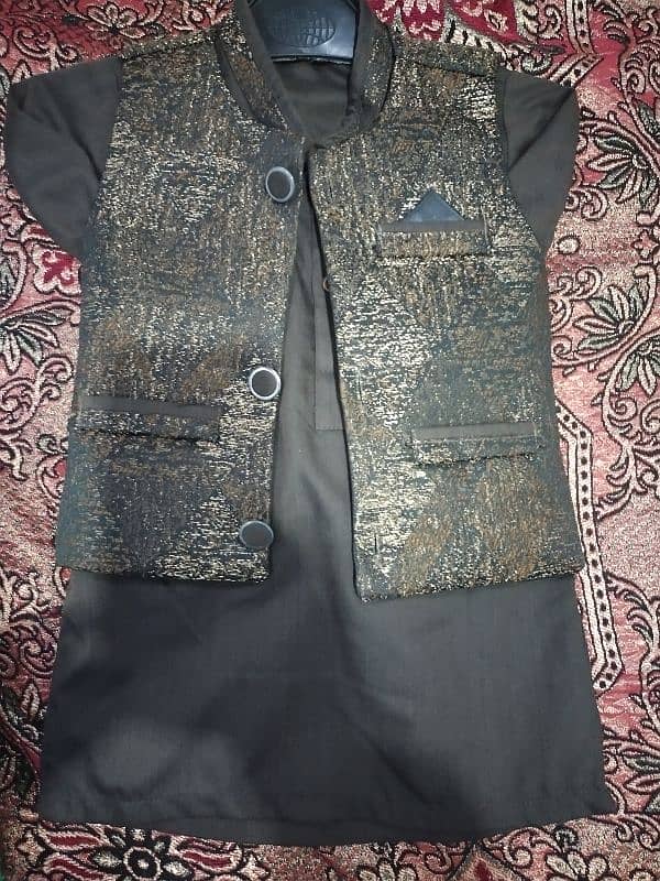 selling two piece suit and one shalwar kamiz wid weist coat 4