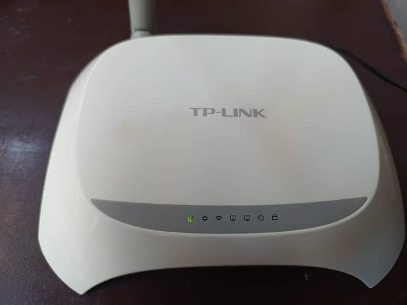 TP link router with charger 0