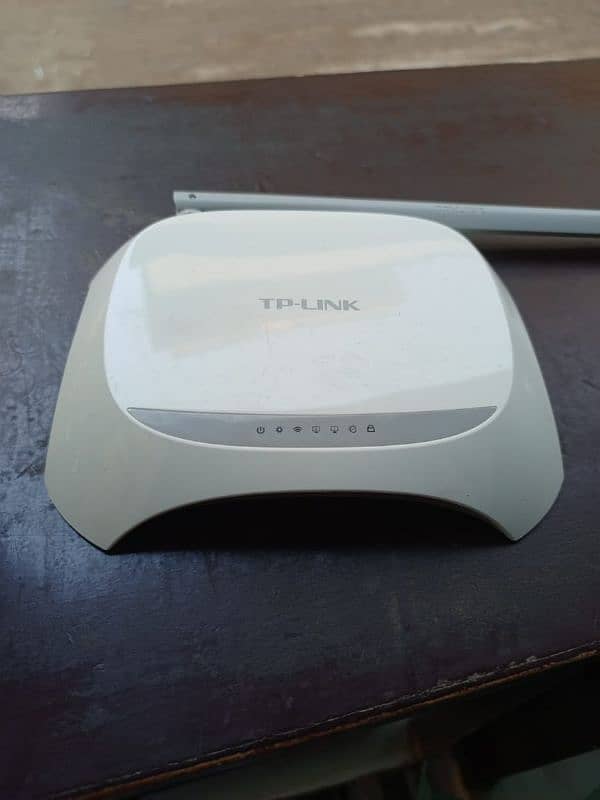 TP link router with charger 2