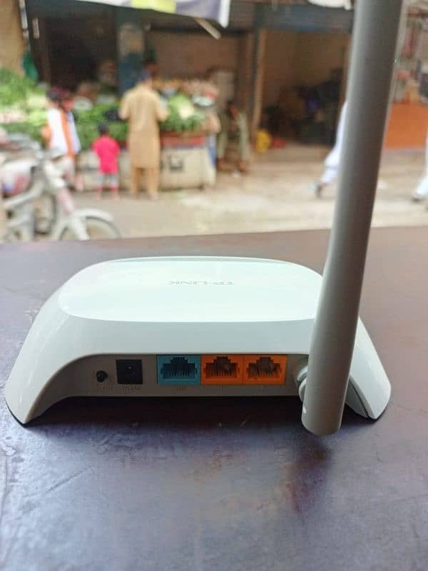 TP link router with charger 4