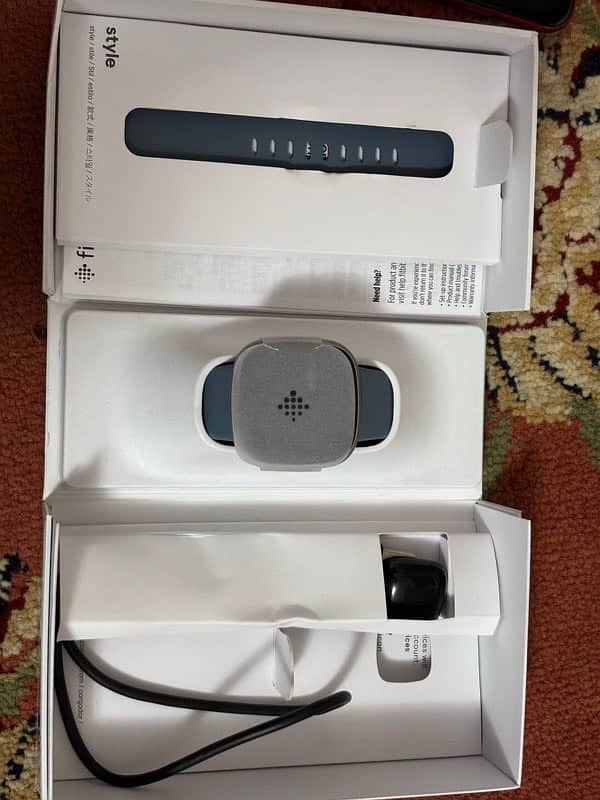 Fitbit versa 4,gps,brand new 3