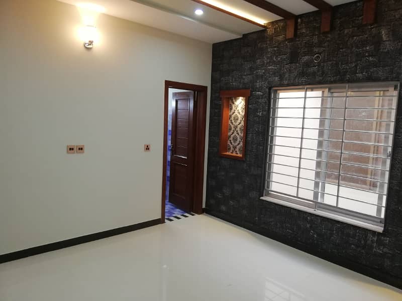 Slightly Used Luxury 10 Marla House Available For Rent in Janiper Block Bahria Town Lahore 13