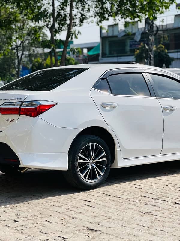 Toyota Corolla altis grande 1