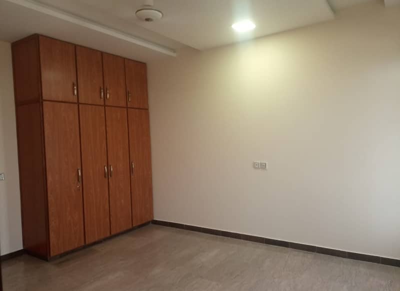 01 KANAL BEAUTIFUL UPPER PORTION AVAILABLE FOR RENT 0