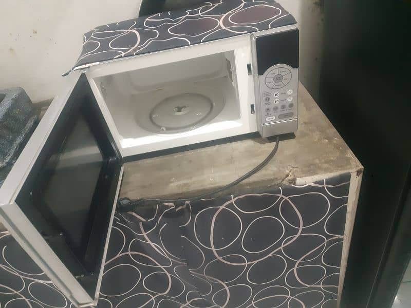 peL micro wave oven for sale in good condition 1