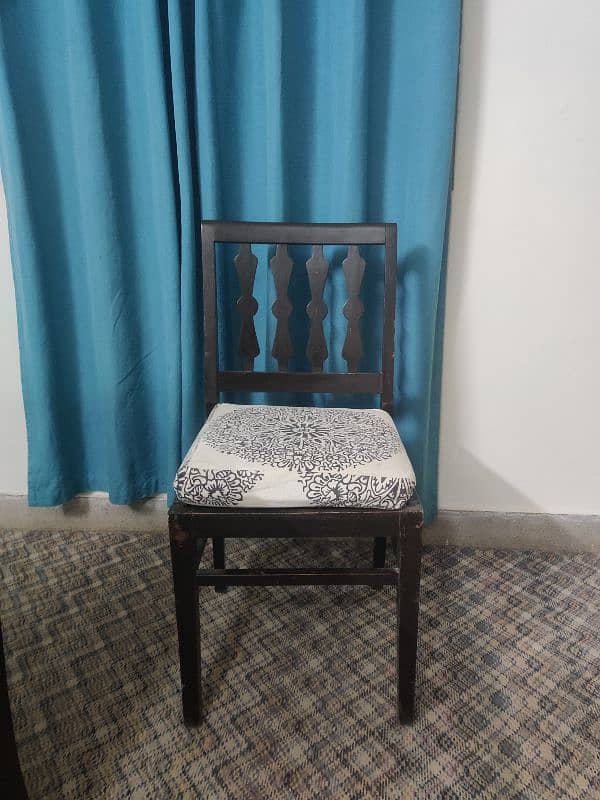 URGENT SALE DINING TABLE WITH 4 CHAIRS 3