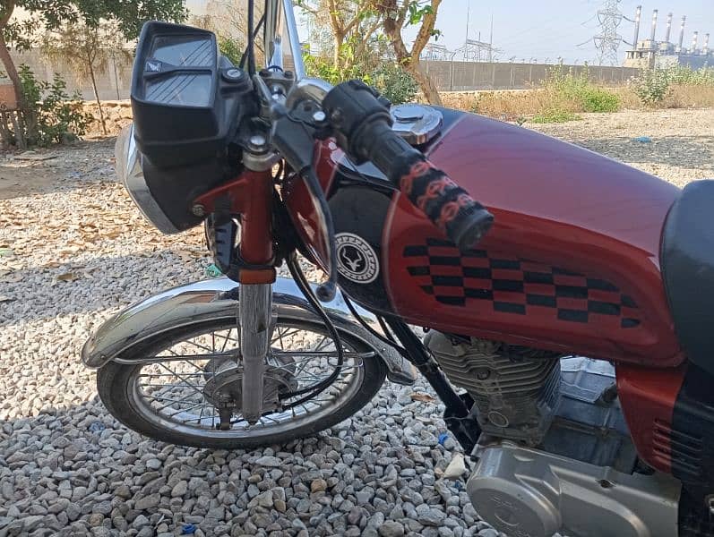 honda 125 modified ha or genioun tanky taper SB Kuch box ma rkha huwa 4