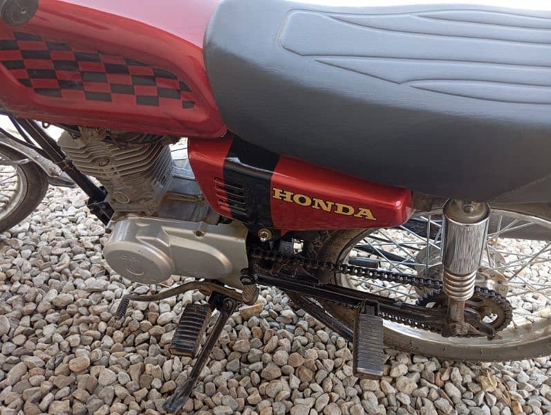 honda 125 modified ha or genioun tanky taper SB Kuch box ma rkha huwa 5