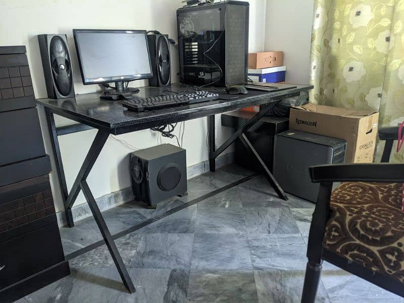 Black computer Table for excellent Condition 0