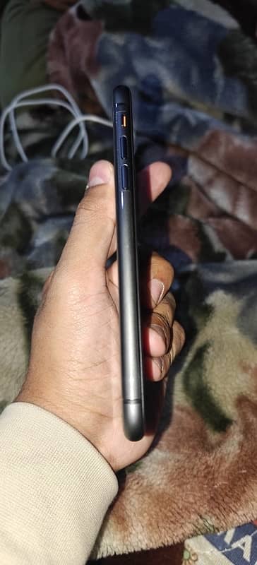 iPhone 11 || black colour || 64 gb || factory unlock 1