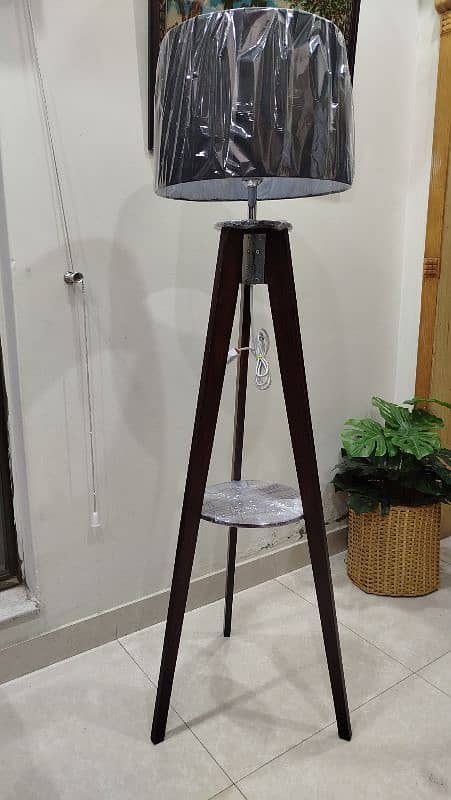 Tripod corner floor Lamp 0