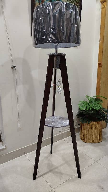 Tripod corner floor Lamp 1