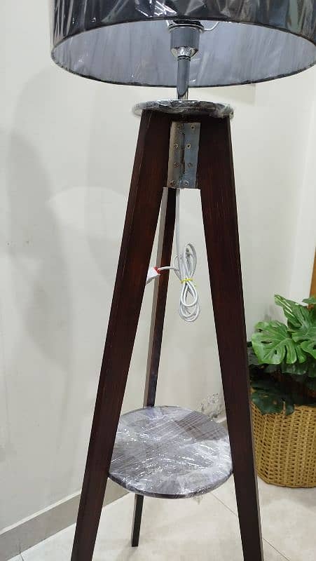 Tripod corner floor Lamp 3