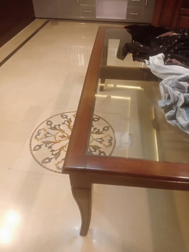 Dinning table with 6 chair used in only 4 days urgent sale 3