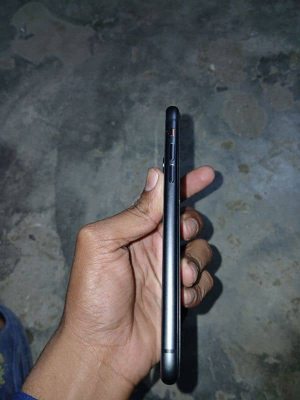 iphone 11 10/10 condition apple official warranty 7 month ki ha 3