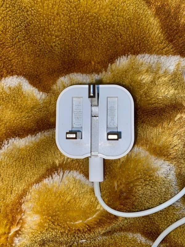 Apple 20 W Charger 1