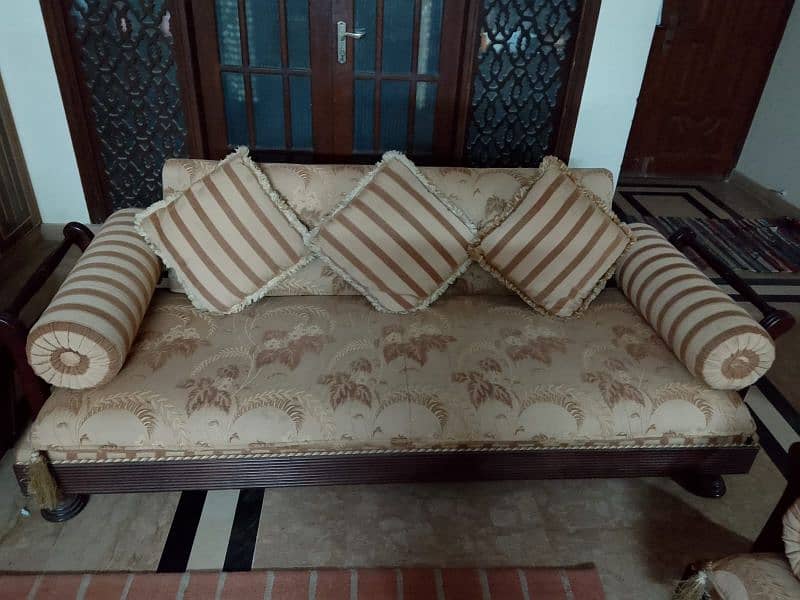 Seven Seater sofa set with 2 side tables in a good Condition 0