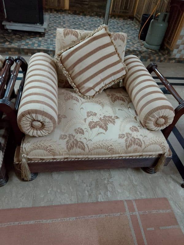 Seven Seater sofa set with 2 side tables in a good Condition 4