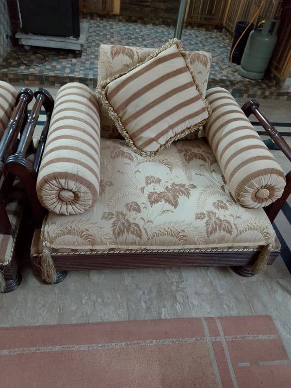 Seven Seater sofa set with 2 side tables in a good Condition 5