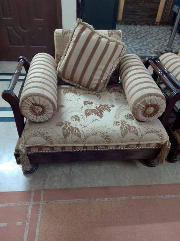 Seven Seater sofa set with 2 side tables in a good Condition 6