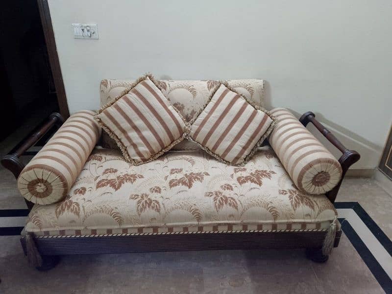 Seven Seater sofa set with 2 side tables in a good Condition 8