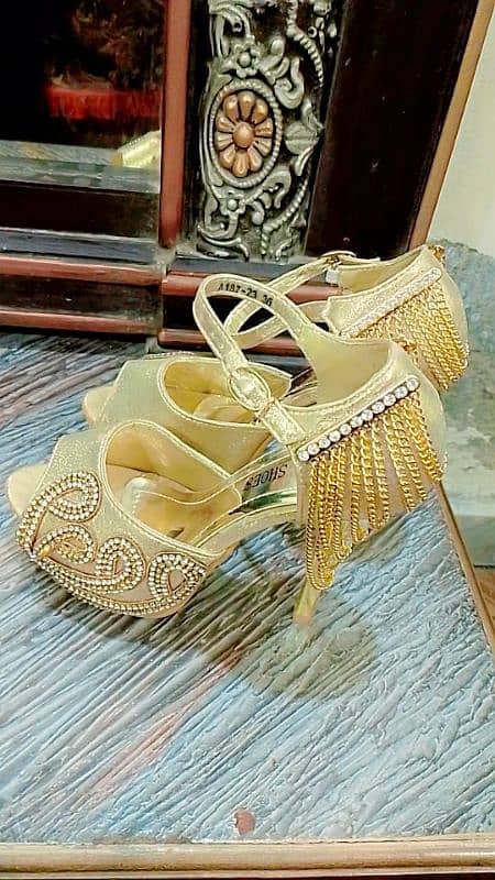 golden heels women 8 number size 4