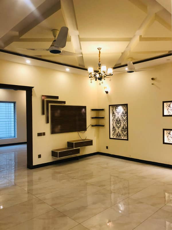 10 MARLA LUXURY HOUSE FOR SALE IN CENTRAL BLOCK 14