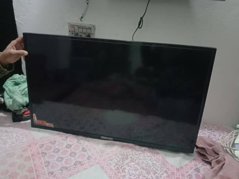 32 inch LCD so good screen all okay 0