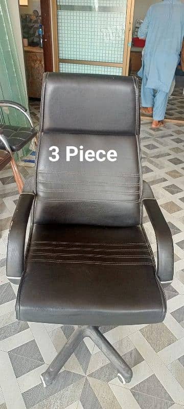 Office furniture for sale in very good condition 2