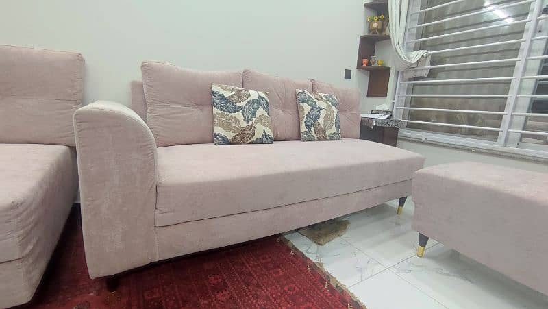 1 month Used L Shaped Pink 6 Seater Sofa Set with foamed Centre Table 4